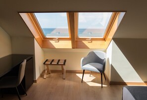 Habitación Deluxe con 2 camas individuales | Minibar, caja de seguridad en la habitación y escritorio