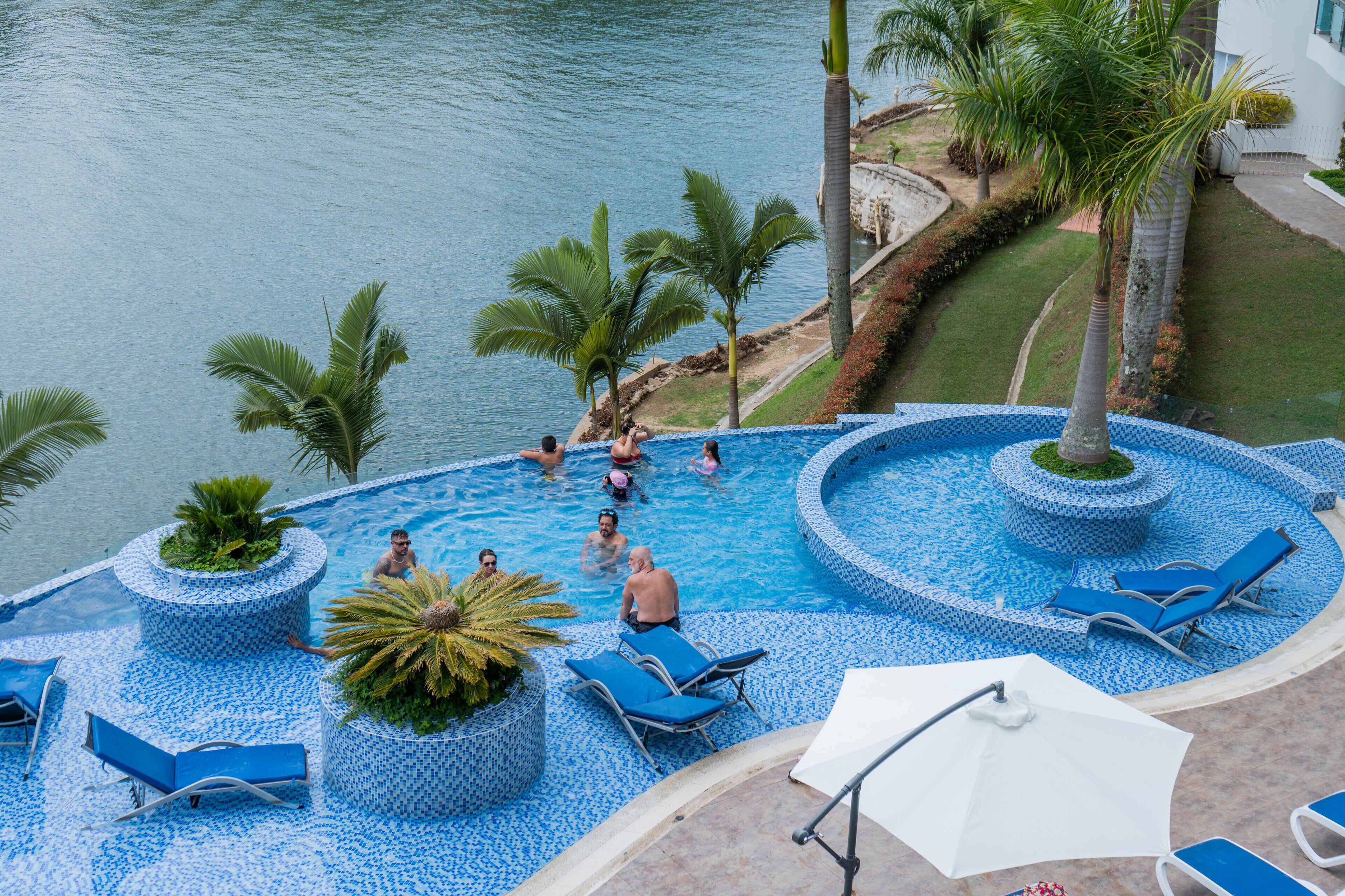 outdoor pool, open 9:30 am to 9:30 pm, pool loungers