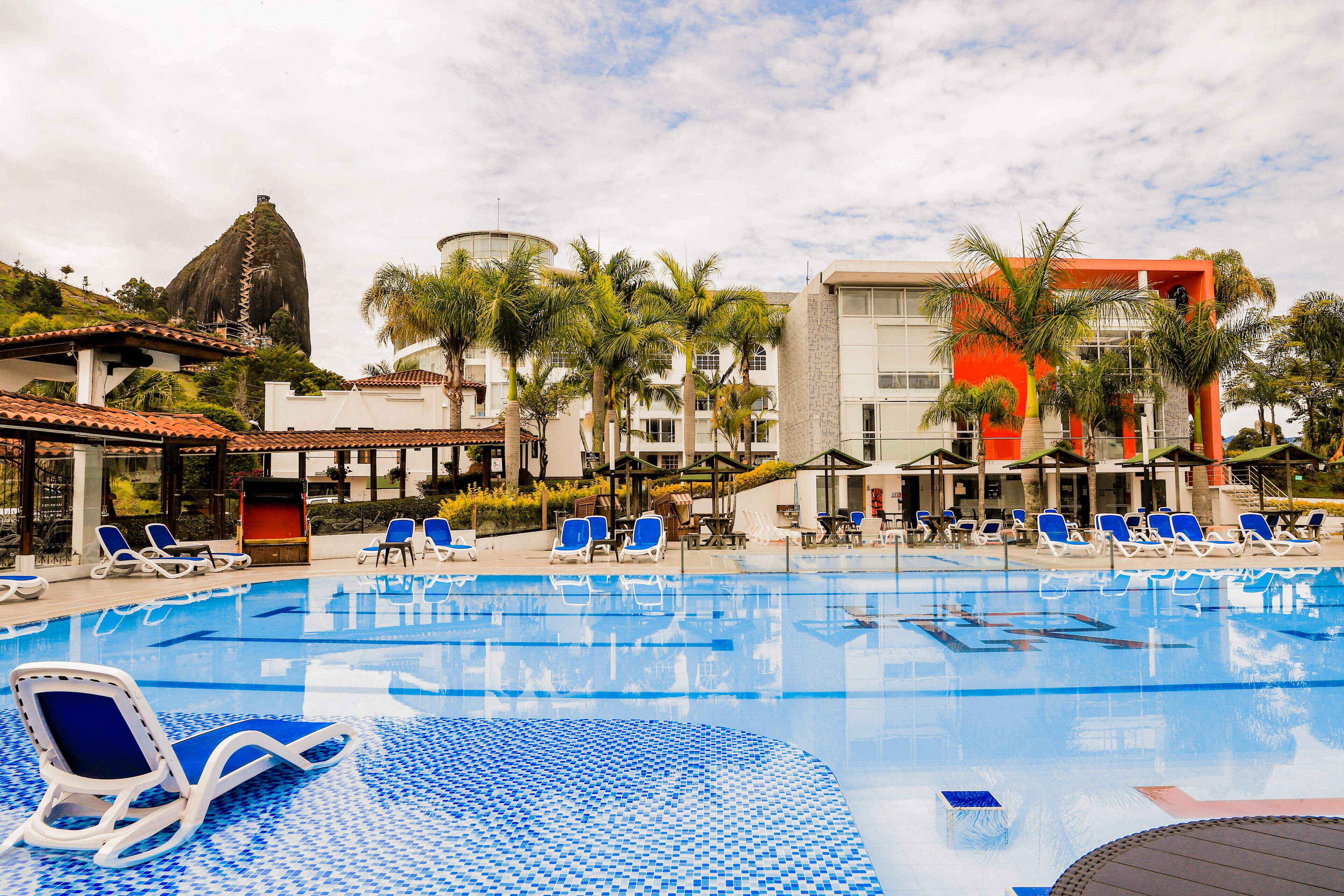 Una piscina al aire libre (de 09:30 a 21:30), tumbonas
