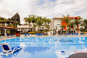 Outdoor pool, open 9:30 AM to 9:30 PM, sun loungers - Hotel Los Recuerdos (Guatapé)