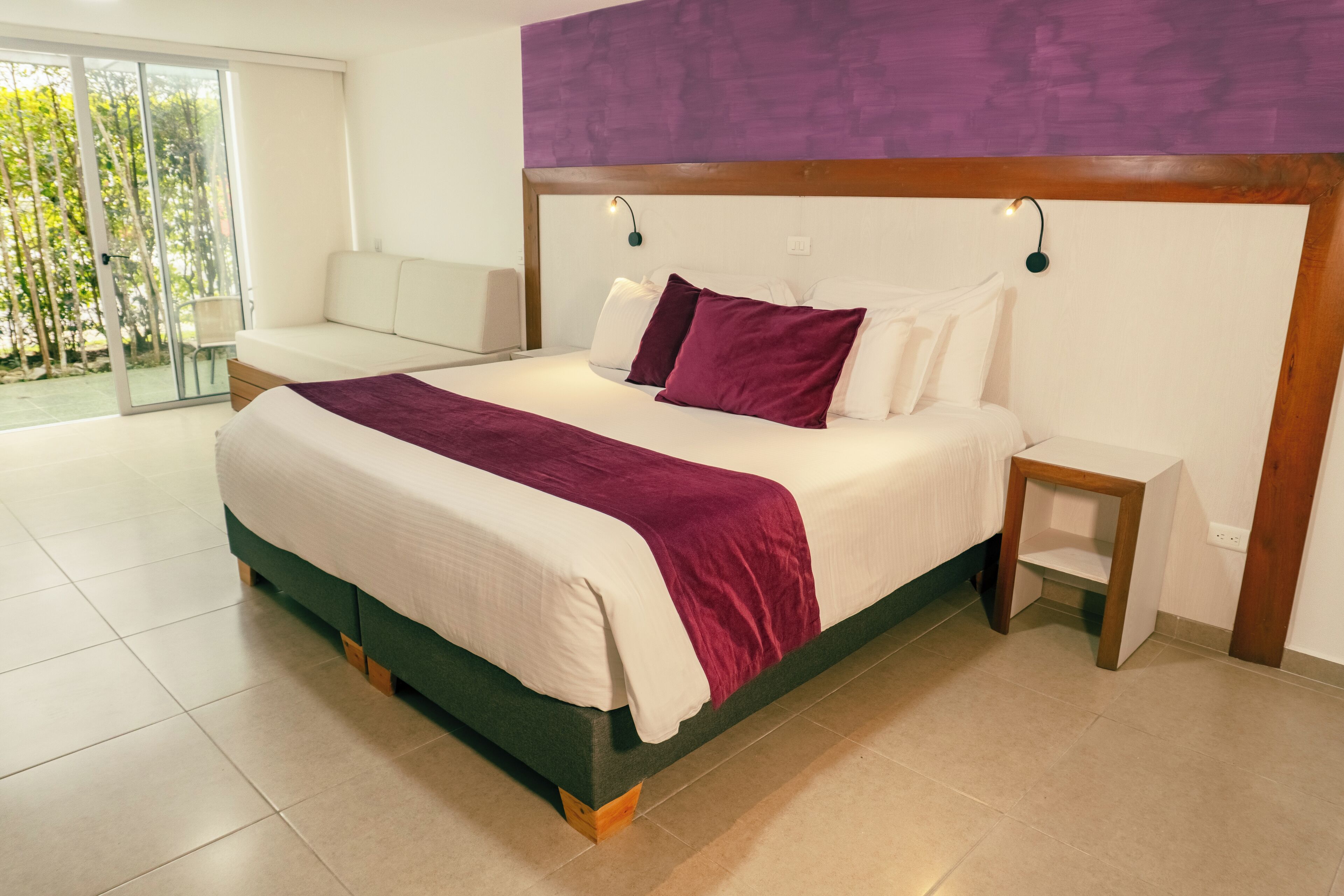 ミニバー、WiFi (無料)