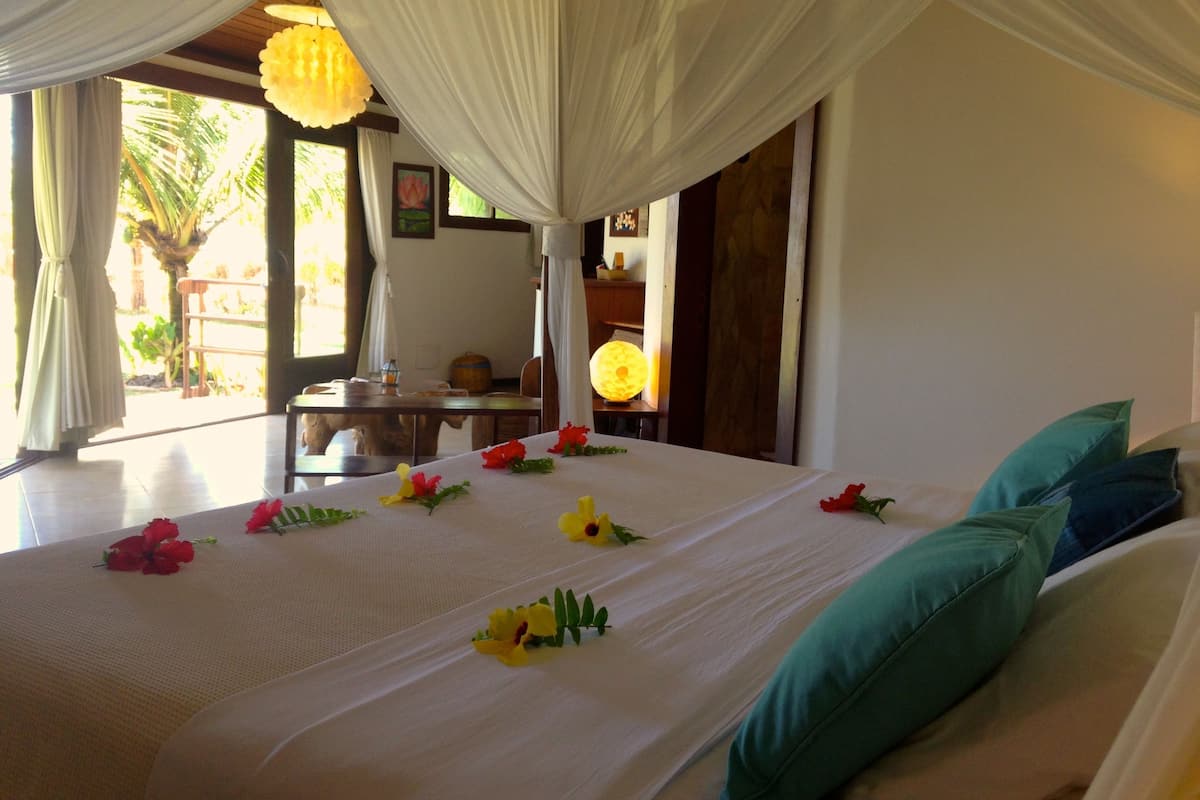 bungalow, garden view | minibar, in-room safe, individually decorated, blackout curtains