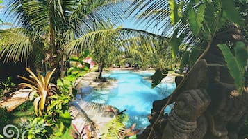 Alberca al aire libre y camastros