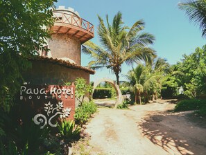 A rustic building with a sign reading "Rava Hotel Boutique."