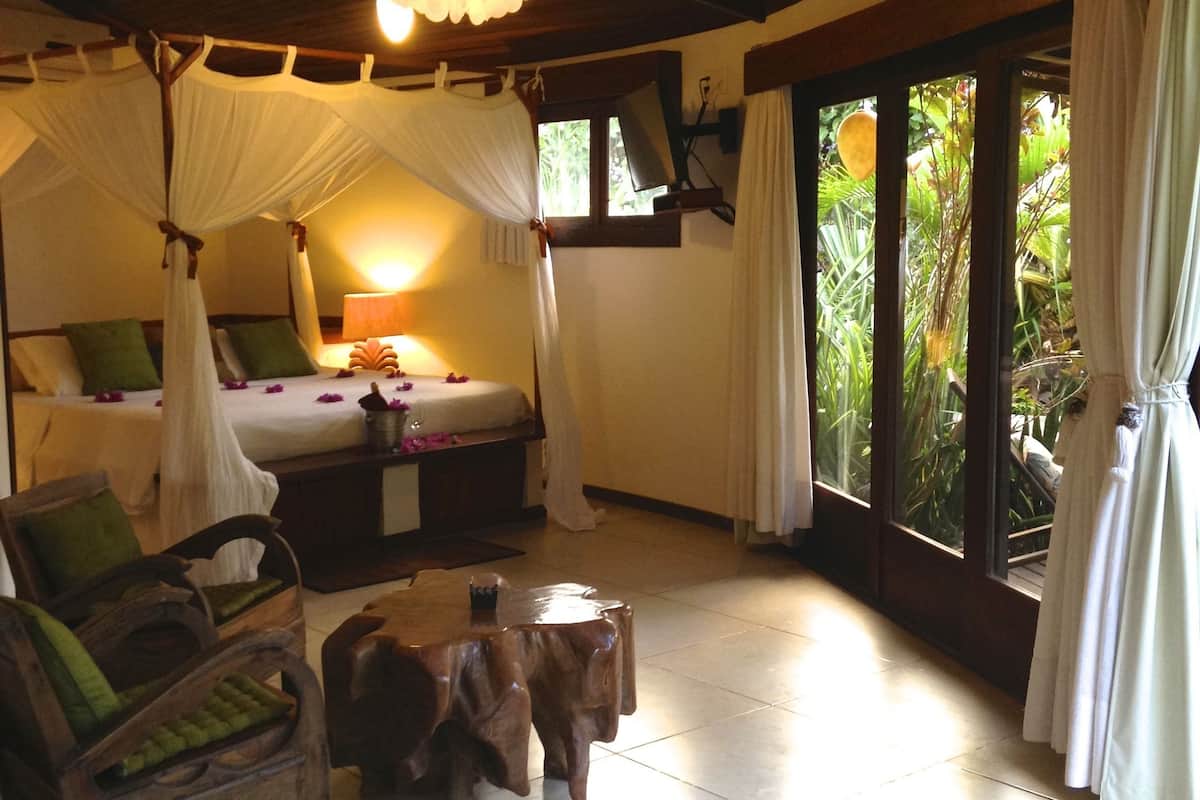 bungalow, garden view | minibar, in-room safe, individually decorated, blackout curtains
