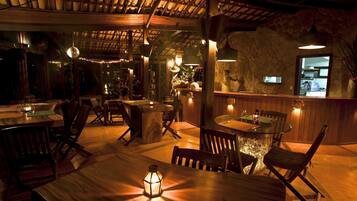 Se sirven desayunos, comidas, cenas y cocina internacional