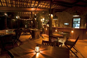 朝食、ランチ、ディナーに営業 (多国籍料理)