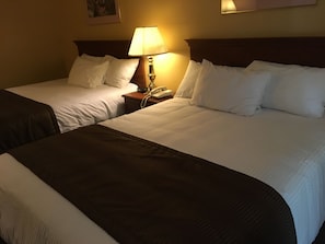 Escritorio, tabla de planchar con plancha, wifi gratis y ropa de cama