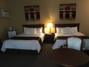 Deluxe Room, 2 Queen Beds, Jetted Tub | Desk, iron/ironing board, free WiFi, bed sheets - Motel Cofotel (Saint-Simeon)