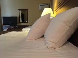 Deluxe Room, 2 Queen Beds, Jetted Tub | Desk, iron/ironing board, free WiFi, bed sheets - Motel Cofotel (Saint-Simeon)
