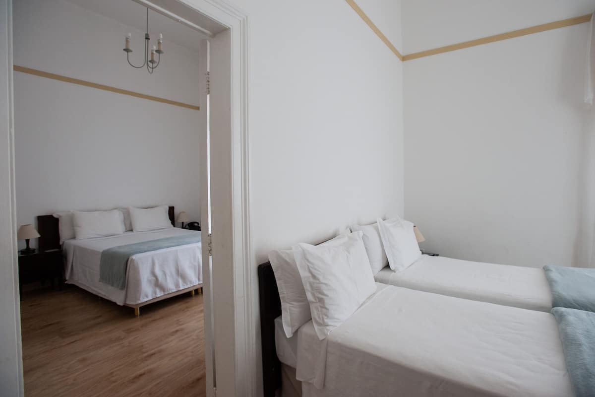 Een minibar, een bureau, beddengoed