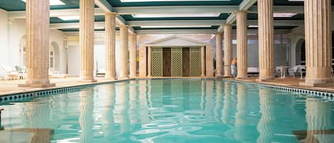 Piscine couverte, chaises longues