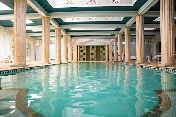 Piscine couverte, chaises longues