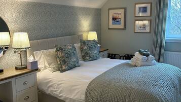 Phòng đôi hoặc 2 giường đơn dành cho gia đình | Trang trí khác biệt, trang bị nội thất với thiết kế riêng biệt, bàn