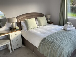 Double Room | Individually decorated, individually furnished, desk, iron/ironing board - Castlecroft (Stirling)