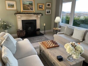 32-inch flat-screen TV with digital channels, TV - Castlecroft (Stirling)