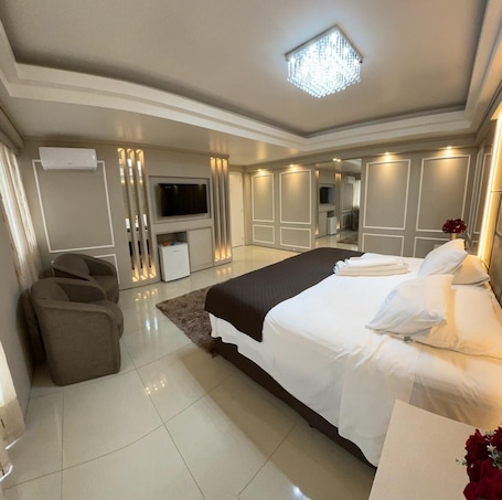 SUITE MASTER PRESIDENCIAL | Minibar, individually decorated, individually furnished, desk. Hotel Joaçaba