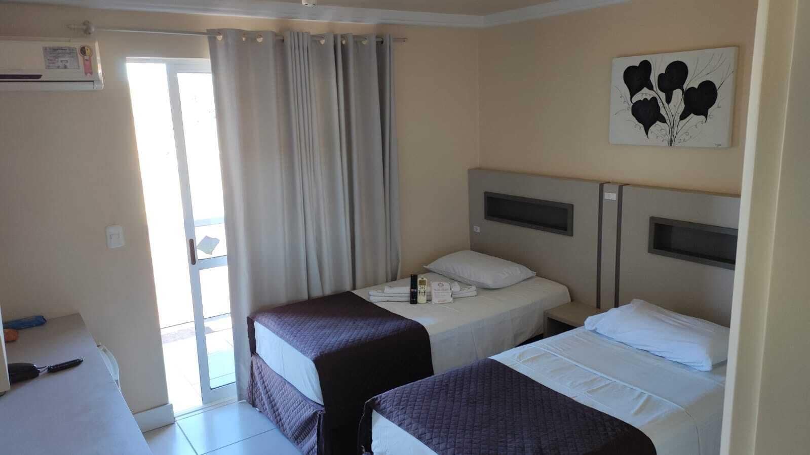 Minibar, individuell dekoriert, individuell eingerichtet, Schreibtisch