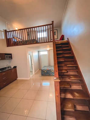 Double Studio Apartment (1 Floor or 2 Floor Available) | Espace de travail pour ordinateurs portables, fer et planche Ă repasser