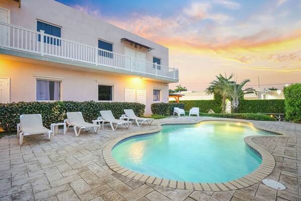 Alberca al aire libre, acceso de 08:00 a 20:00, y camastros 