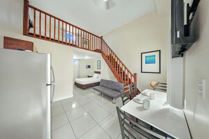 Double Studio Apartment (1 Floor or 2 Floor Available) | Espacio para trabajar con un portátil y tabla de planchar con plancha