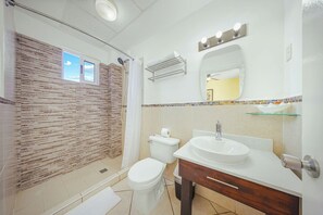 Single Apartment | 욕실 | 샤워 시설, 타월