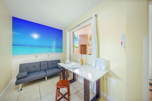 Single Apartment | In-room dining