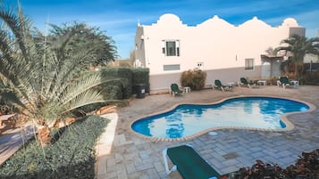 Piscina externa, funciona das 8h às 20h, espreguiçadeiras