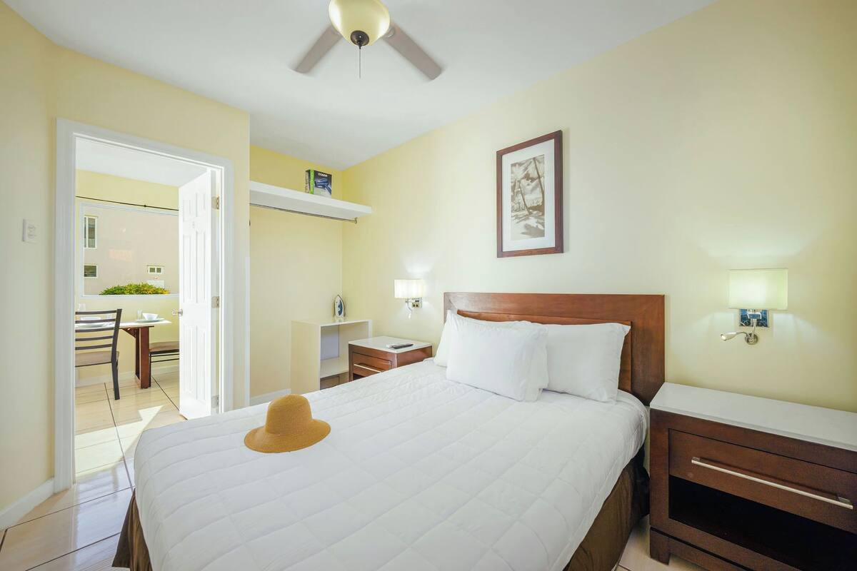 Single Apartment | Laptop workspace, iron/ironing board (on request), bed sheets