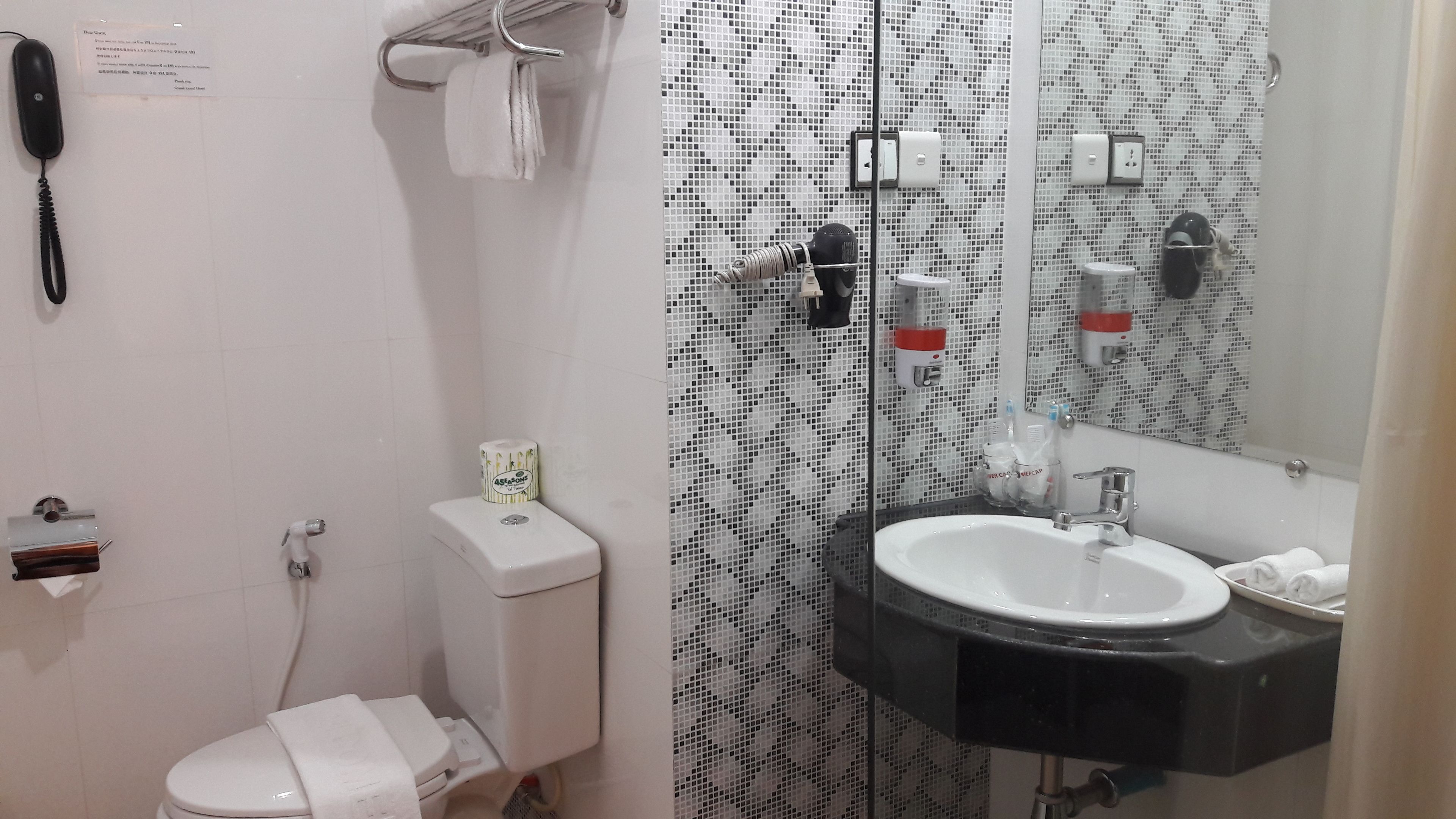 economy double room | bathroom | free toiletries, hair dryer, slippers, towels