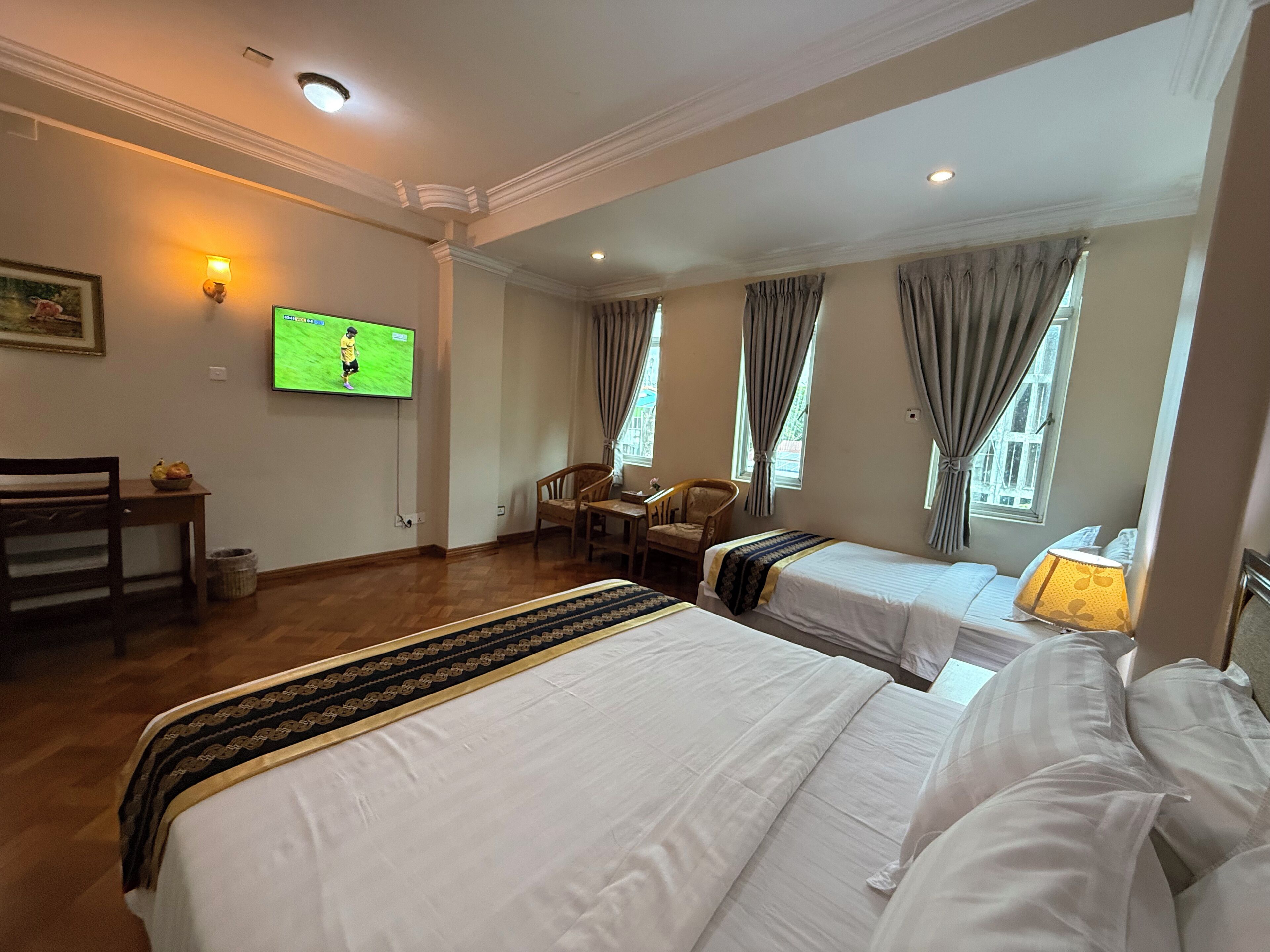 family room | minibar, in-room safe, desk, laptop workspace