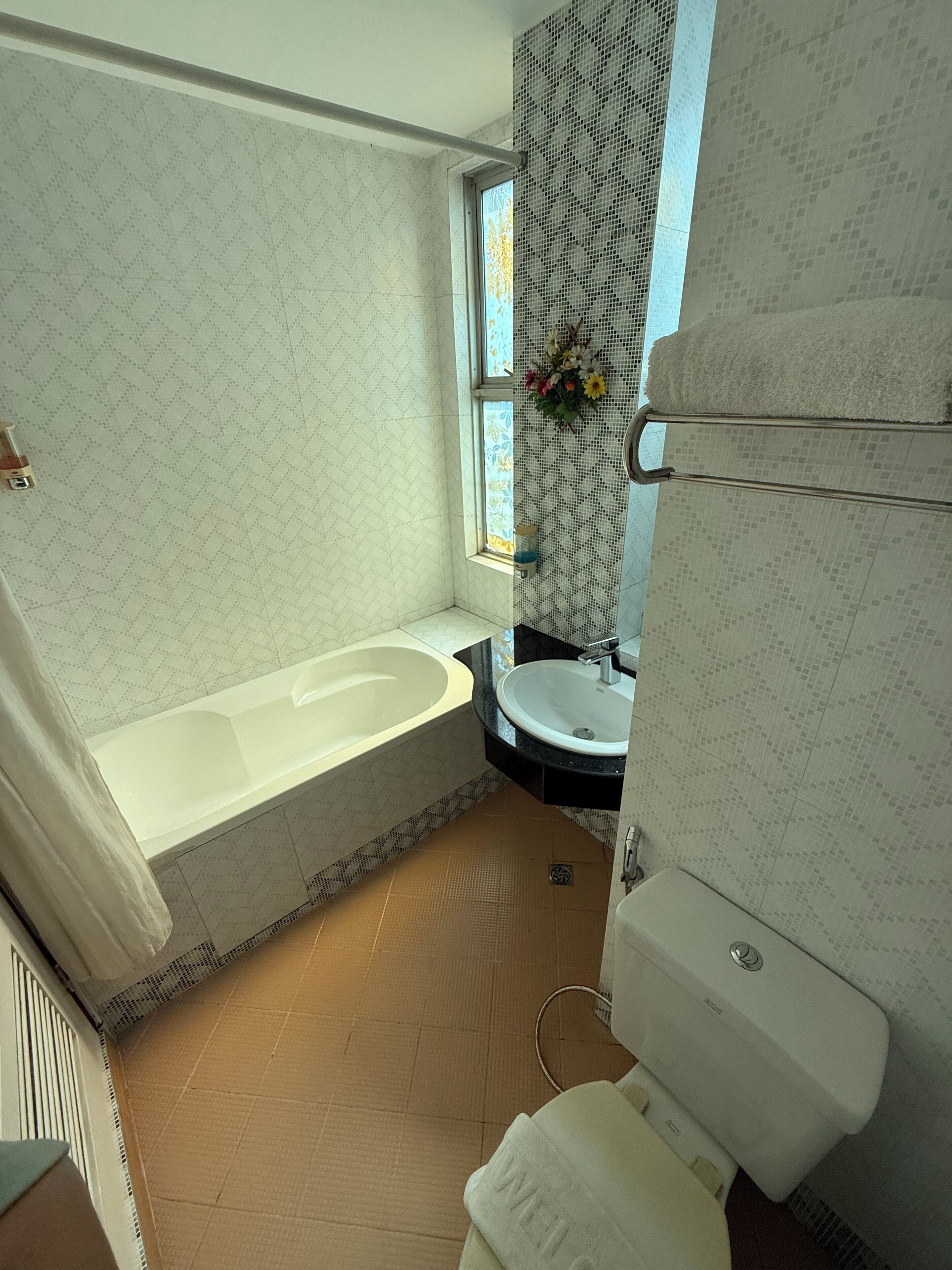 Habitación familiar | Baño | Artículos de higiene personal gratuitos, secador de pelo y zapatillas