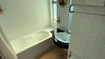 Habitación familiar | Baño | Artículos de higiene personal gratuitos, secador de pelo y zapatillas