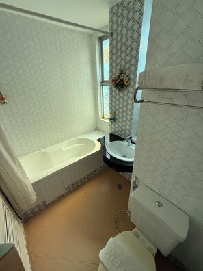 Bathroom - Grand Laurel Hotel (Yangon)