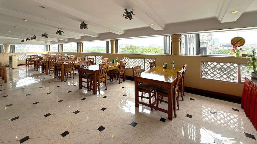Grand Laurel Hotel