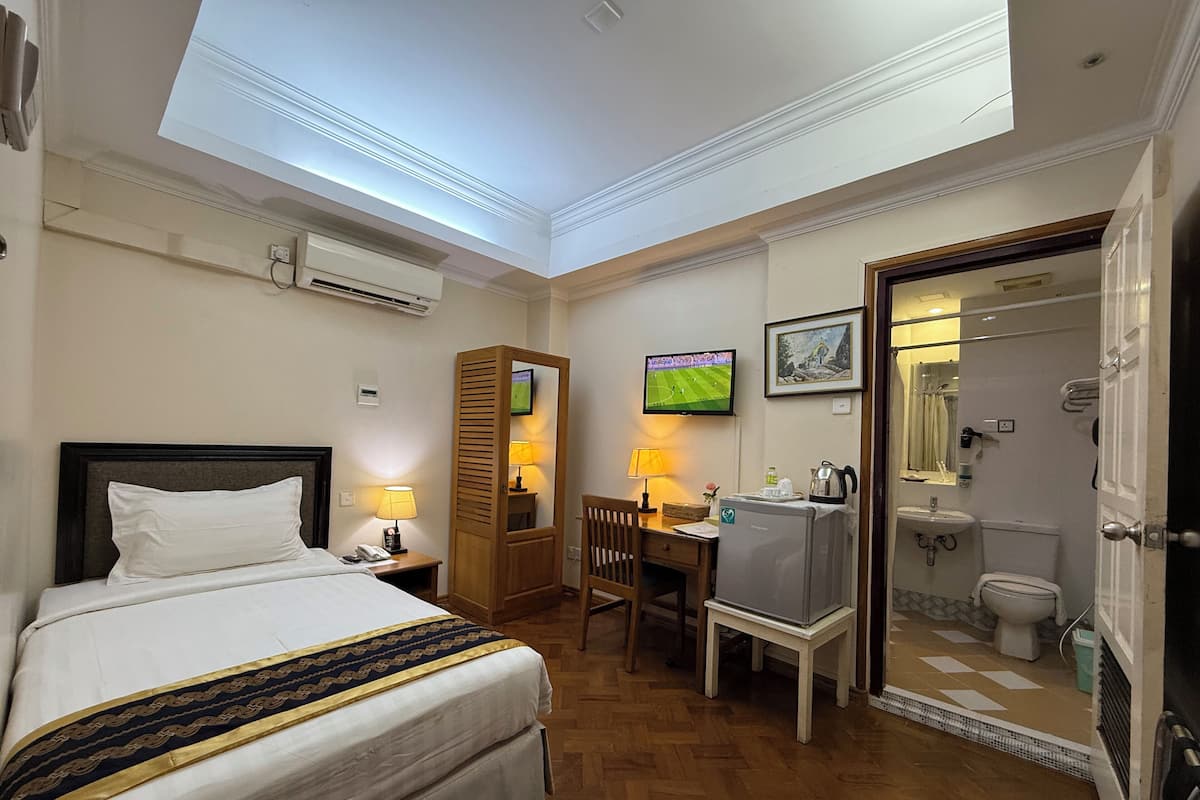 Standard Single Room, No Windows | In-room safe, desk, laptop workspace, blackout drapes