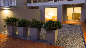 A modern apartment with a balcony, large windows, and a well-maintained garden area. - Mérit Montevideo Apart & Suites (Montevideo)