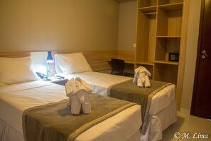 Camera con letto matrimoniale o 2 letti singoli | Minibar, una cassaforte in camera, una scrivania, Wi-Fi gratuito