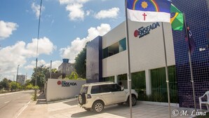 A hotel named ENSEDA with a white SUV parked in front. - Hotel Enseada Aeroporto (Recife)