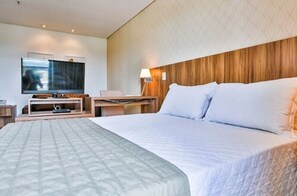 Minibar, desk, blackout curtains, iron/ironing board - Comfort Hotel Cuiaba (Cuiaba)