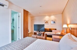 Minibar, desk, blackout drapes, iron/ironing board - Comfort Hotel Cuiaba (Cuiaba)