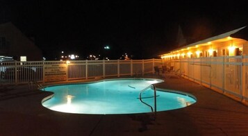 Una piscina al aire libre de temporada