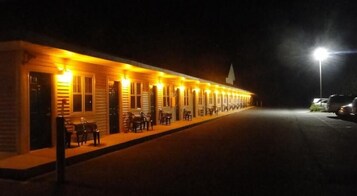 Fachada de la propiedad por la tarde o noche