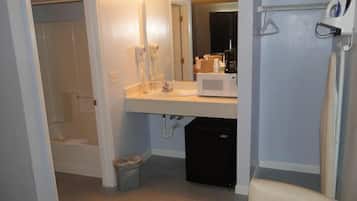 Standard Room, 2 Double Beds | Bathroom | Combined shower/tub, towels