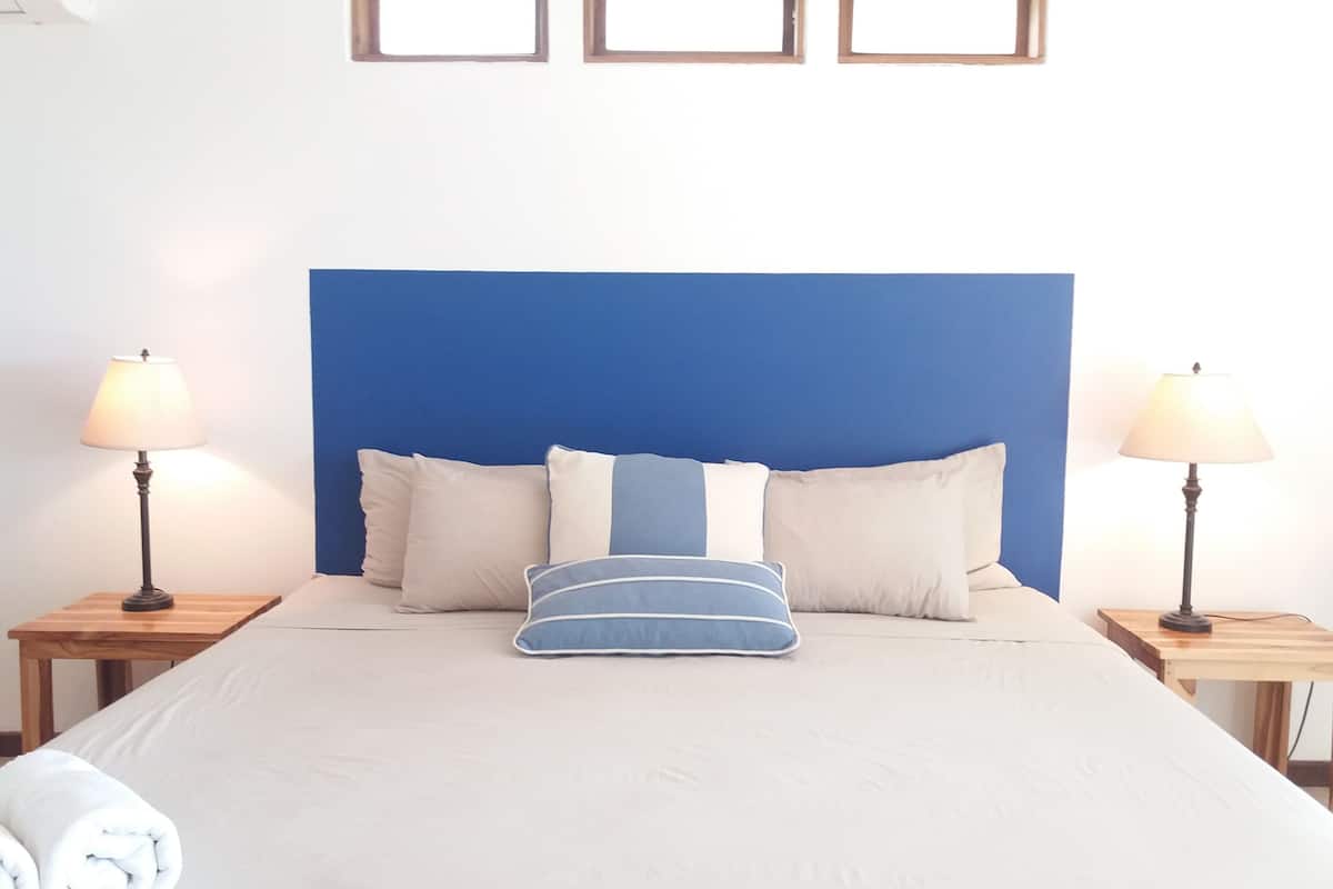 Habitación Deluxe, 1 cama de matrimonio grande, vistas al mar, planta baja | Ropa de cama de alta calidad, caja fuerte, escritorio