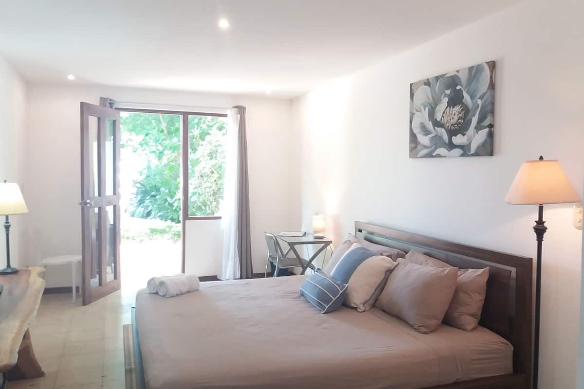 Habitación básica, 2 camas dobles | Ropa de cama de alta calidad, caja fuerte, escritorio