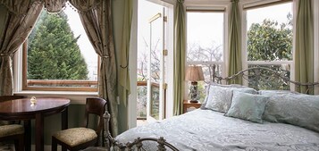 슈피리어룸, 퀸사이즈침대 1개 (Sheila's Chapeau) | 고급 침구, 각각 다른 스타일의 인테리어, 각각 다르게 가구 비치, 책상