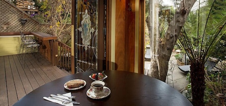 Free daily buffet breakfast . Noe's Nest Bed and Breakfast