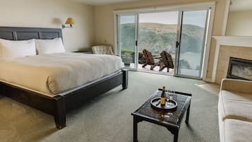 Room, 1 King Bed, Balcony | Premium bedding, iron/ironing board, bed sheets