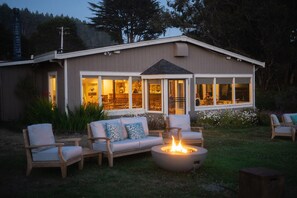 Breakfast, dinner served; Californian cuisine, ocean views